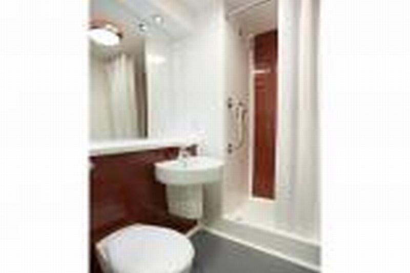Travelodge Cardiff Central Queen Street Extérieur photo