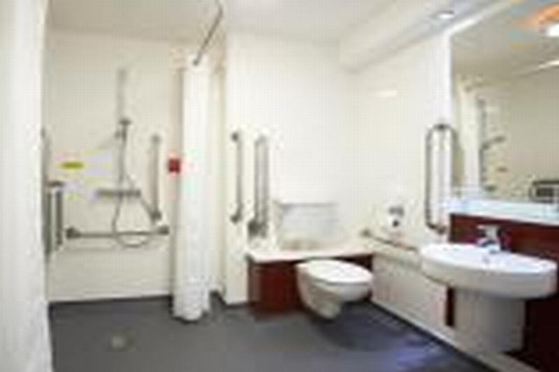 Travelodge Cardiff Central Queen Street Extérieur photo