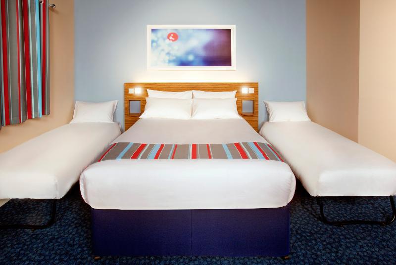 Travelodge Cardiff Central Queen Street Extérieur photo