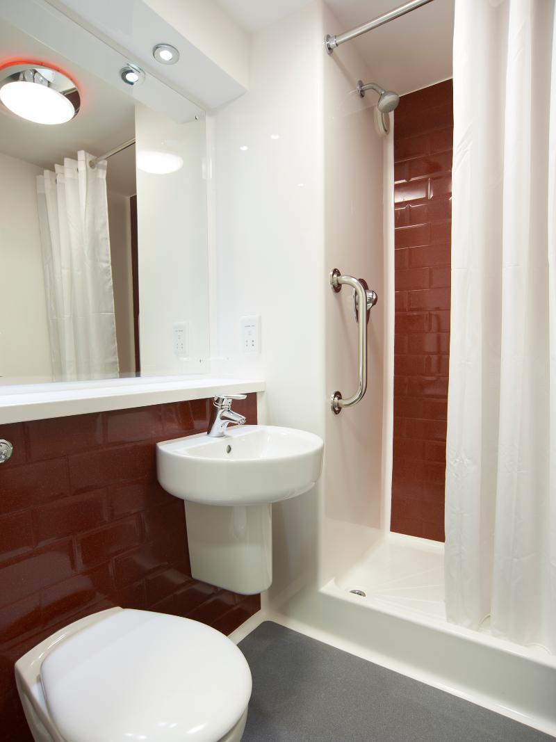 Travelodge Cardiff Central Queen Street Extérieur photo