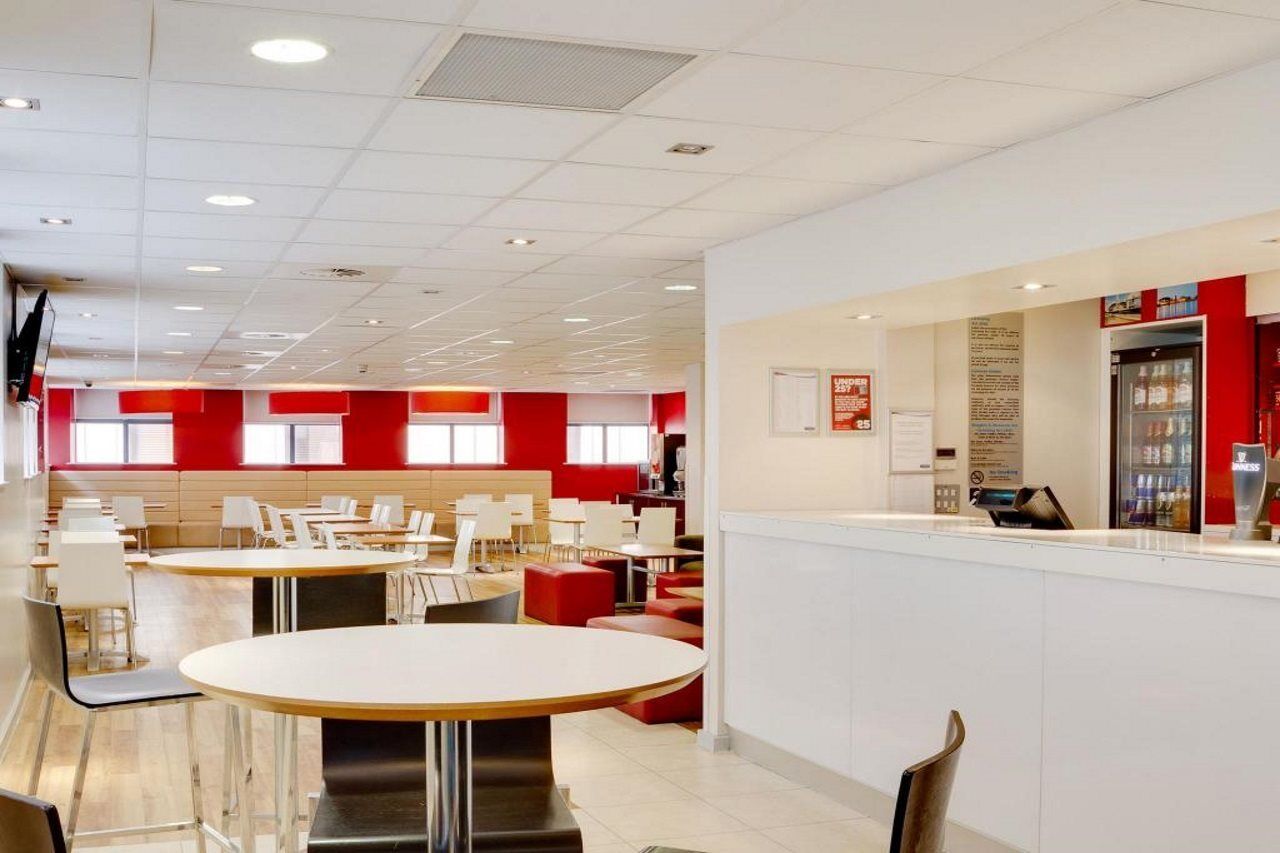 Travelodge Cardiff Central Queen Street Extérieur photo