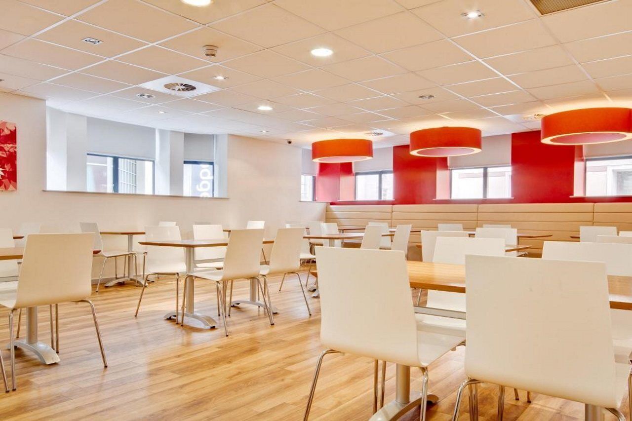 Travelodge Cardiff Central Queen Street Extérieur photo