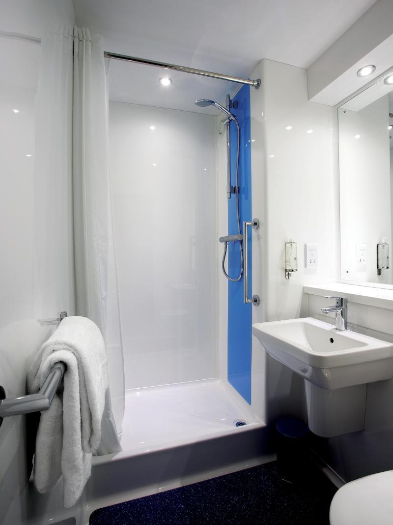 Travelodge Cardiff Central Queen Street Extérieur photo